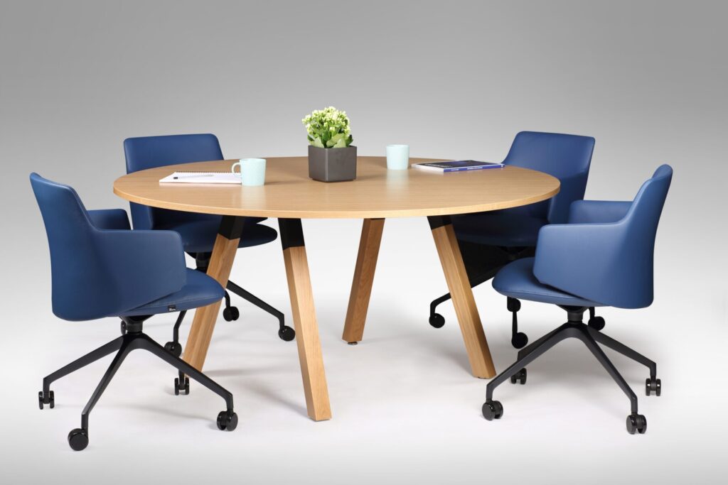 koosolekulaud ümmargune toolidega