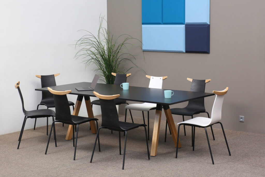 koosolekulaud koko pilt vipsi toolidega