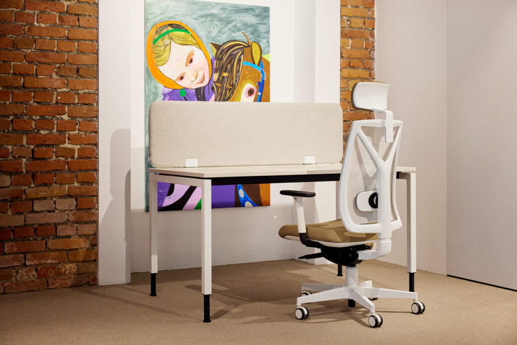 softi lauasirm hele valge tooliga