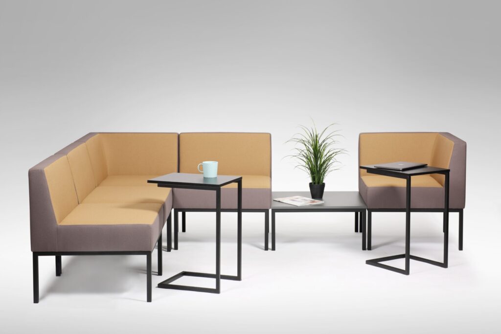 ZEETA erineva kuju ja suurusega diivanilauad sobivad ideaalselt kokku mitmete Standardi pehmemööbli kollektsioonidega. Lauaplaadi materjaliks sobivad kõik Standardi valikus olevad melamiini ja spooni viimistlused või klaas. Metallraam on kaetud musta või hõbehalli pulbervärviga.