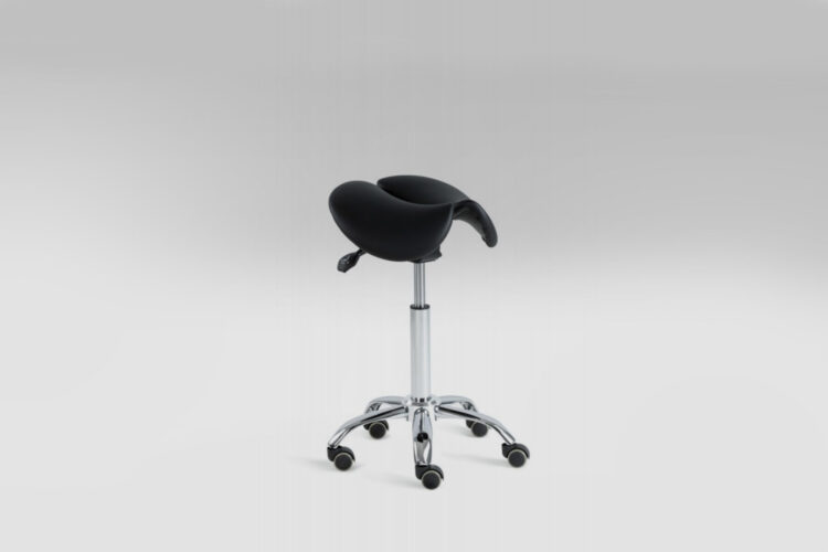 Ergonoomiline sadultool, mis sobib ideaalselt kasutamiseks elektriliselt reguleeritava laua juurde.