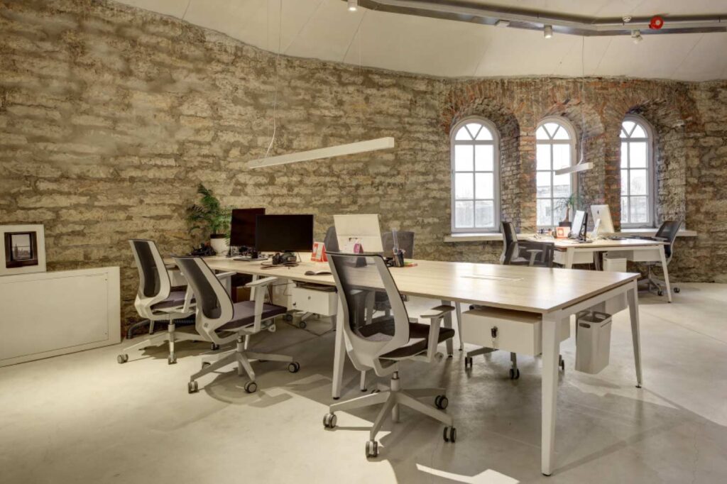 mitme töölauaga avatud tööruum