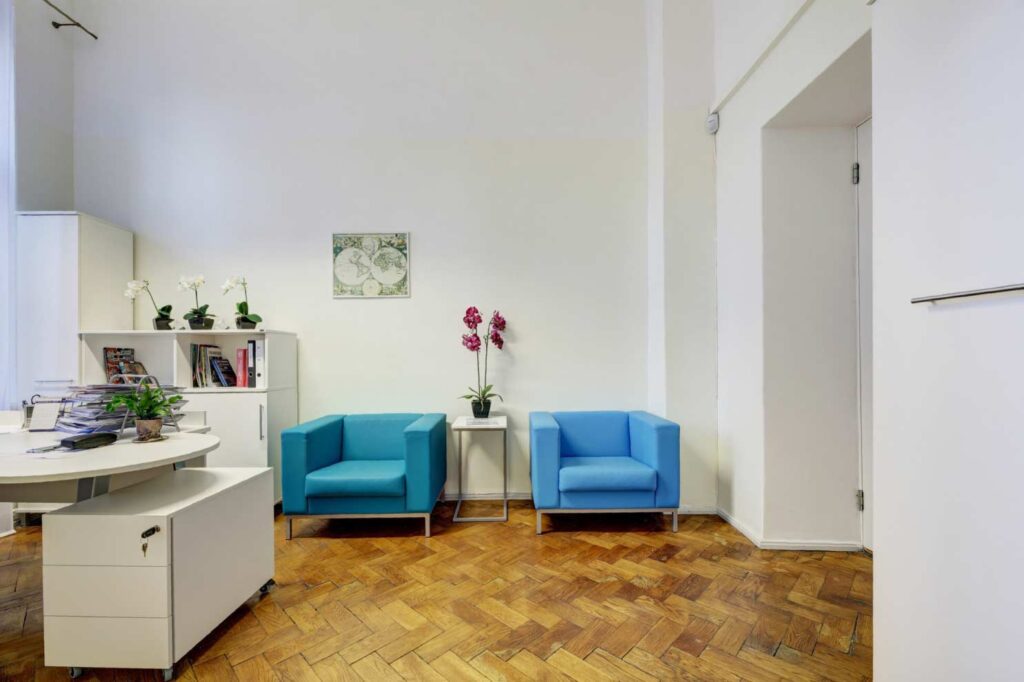 siniste tugitoolidega kabinet