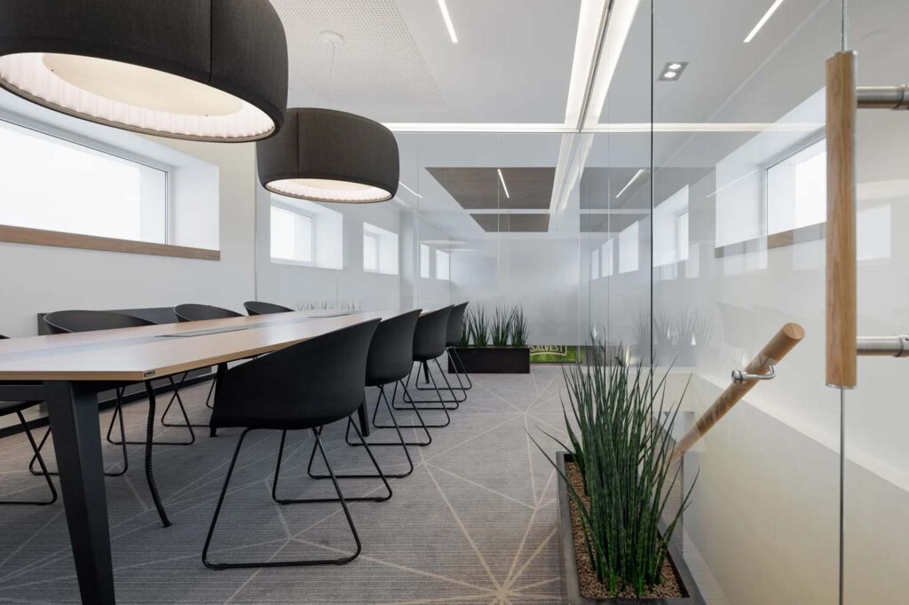 nõupidamislaud toolidega