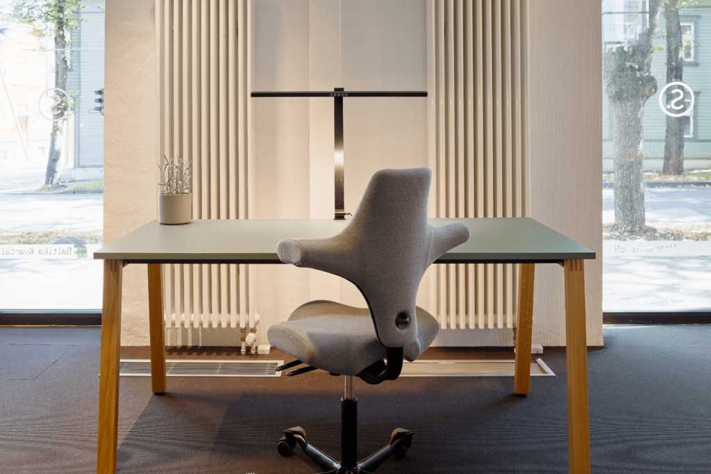 piano wood töölaud eest koos tooliga