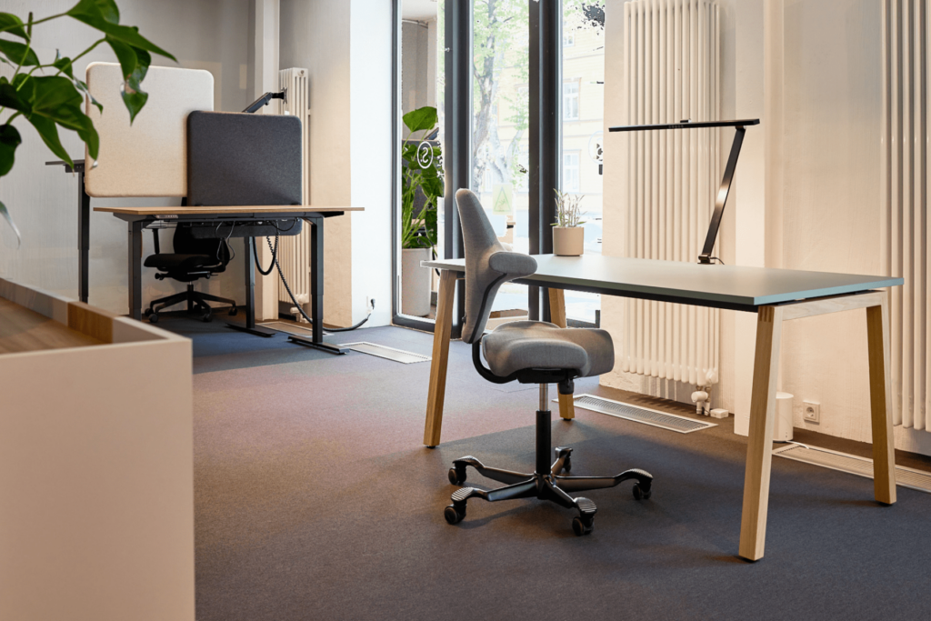 piano wood töölaud kõrvalt koos tooliga